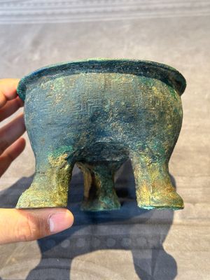 A Chinese archaic bronze tripod food vessel, 'li 鬲', late Western Zhou/early Eastern Zhou — foto 2