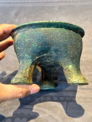 A Chinese archaic bronze tripod food vessel, 'li 鬲', late Western Zhou/early Eastern Zhou — foto 3