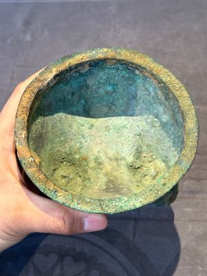 A Chinese archaic bronze tripod food vessel, 'li 鬲', late Western Zhou/early Eastern Zhou — foto 4