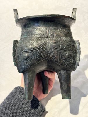 A Chinese archaic bronze tripod food vessel, 'li 鬲', Western Zhou — photo 3