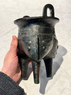 A Chinese archaic bronze tripod food vessel, 'li 鬲', Western Zhou — photo 4