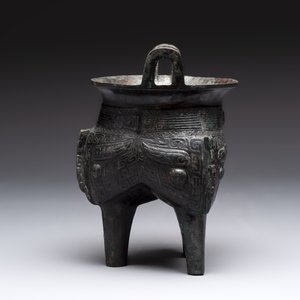 A Chinese archaic bronze tripod food vessel, 'li 鬲', Western Zhou — photo 2