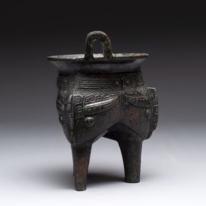 A Chinese archaic bronze tripod food vessel, 'li 鬲', Western Zhou — photo 4