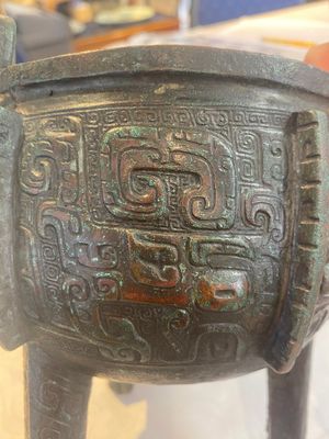 A Chinese archaic bronze tripod food vessel with 'taotie' design, 'ding 鼎', Western Zhou — photo 15
