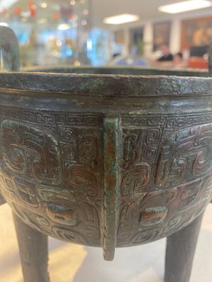 A Chinese archaic bronze tripod food vessel with 'taotie' design, 'ding 鼎', Western Zhou — photo 17
