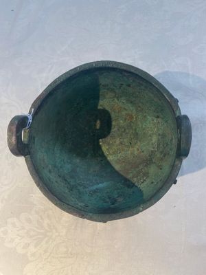 A Chinese archaic bronze tripod food vessel with 'taotie' design, 'ding 鼎', Western Zhou — photo 19