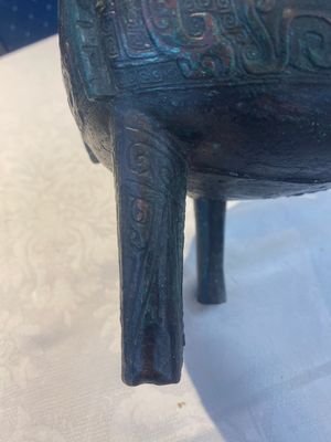 A Chinese archaic bronze tripod food vessel with 'taotie' design, 'ding 鼎', Western Zhou — photo 20