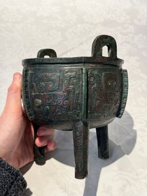 A Chinese archaic bronze tripod food vessel with 'taotie' design, 'ding 鼎', Western Zhou — photo 2