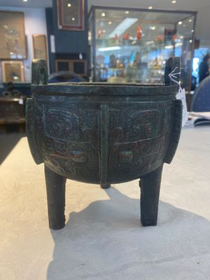 A Chinese archaic bronze tripod food vessel with 'taotie' design, 'ding 鼎', Western Zhou — photo 22
