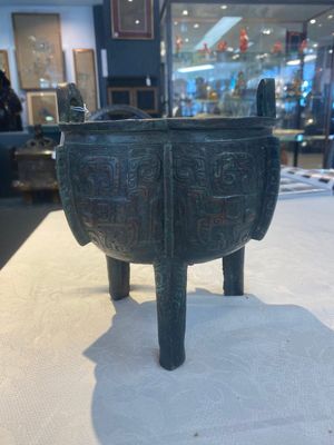 A Chinese archaic bronze tripod food vessel with 'taotie' design, 'ding 鼎', Western Zhou — photo 23