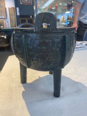 A Chinese archaic bronze tripod food vessel with 'taotie' design, 'ding 鼎', Western Zhou — photo 25