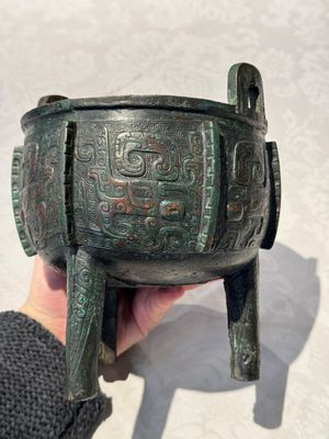 A Chinese archaic bronze tripod food vessel with 'taotie' design, 'ding 鼎', Western Zhou — photo 4