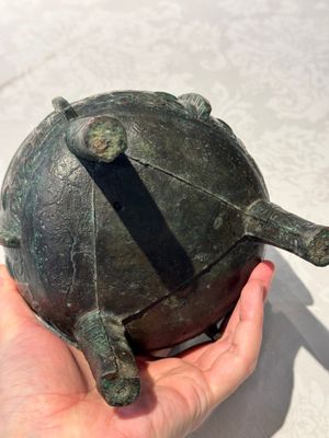 A Chinese archaic bronze tripod food vessel with 'taotie' design, 'ding 鼎', Western Zhou — photo 5