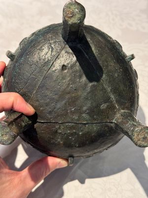 A Chinese archaic bronze tripod food vessel with 'taotie' design, 'ding 鼎', Western Zhou — photo 9