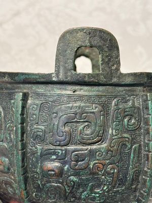 A Chinese archaic bronze tripod food vessel with 'taotie' design, 'ding 鼎', Western Zhou — photo 10