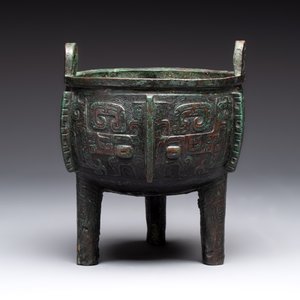 A Chinese archaic bronze tripod food vessel with 'taotie' design, 'ding 鼎', Western Zhou — photo 3