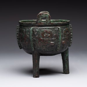 A Chinese archaic bronze tripod food vessel with 'taotie' design, 'ding 鼎', Western Zhou — photo 4