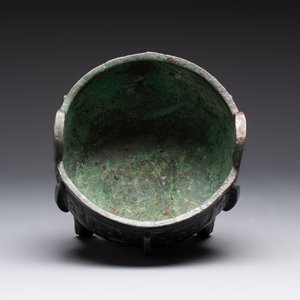 A Chinese archaic bronze tripod food vessel with 'taotie' design, 'ding 鼎', Western Zhou — photo 5