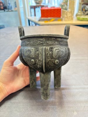 A Chinese archaic bronze tripod food vessel with 'taotie' design, 'ding 鼎', Western Zhou — 照片 1