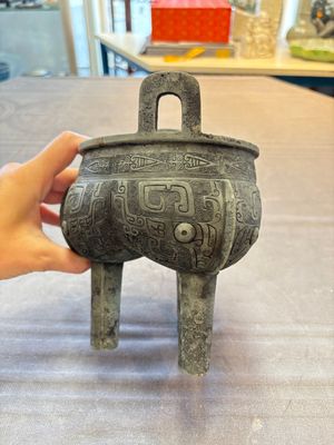 A Chinese archaic bronze tripod food vessel with 'taotie' design, 'ding 鼎', Western Zhou — 照片 2