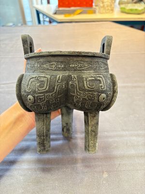 A Chinese archaic bronze tripod food vessel with 'taotie' design, 'ding 鼎', Western Zhou — 照片 3