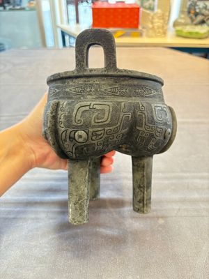 A Chinese archaic bronze tripod food vessel with 'taotie' design, 'ding 鼎', Western Zhou — 照片 4