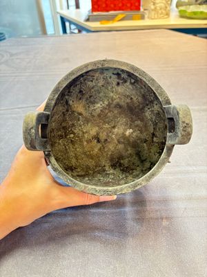 A Chinese archaic bronze tripod food vessel with 'taotie' design, 'ding 鼎', Western Zhou — 照片 5