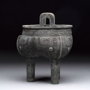 A Chinese archaic bronze tripod food vessel with 'taotie' design, 'ding 鼎', Western Zhou — 照片 3