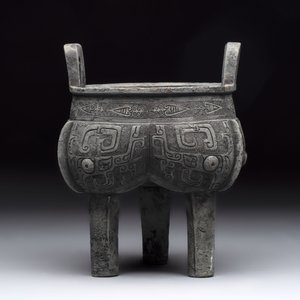 A Chinese archaic bronze tripod food vessel with 'taotie' design, 'ding 鼎', Western Zhou — 照片 4