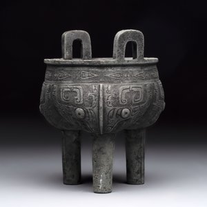 A Chinese archaic bronze tripod food vessel with 'taotie' design, 'ding 鼎', Western Zhou — 照片 5