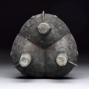A Chinese archaic bronze tripod food vessel with 'taotie' design, 'ding 鼎', Western Zhou — 照片 6