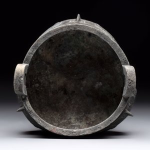 A Chinese archaic bronze tripod food vessel with 'taotie' design, 'ding 鼎', Western Zhou — 照片 7