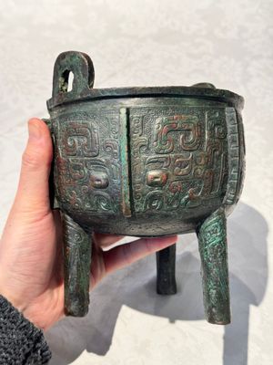 A Chinese archaic bronze tripod food vessel with 'taotie' design, 'ding 鼎', Western Zhou — photo 3