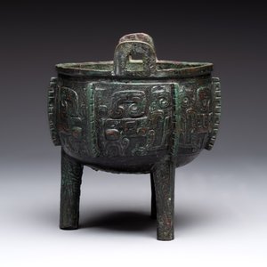A Chinese archaic bronze tripod food vessel with 'taotie' design, 'ding 鼎', Western Zhou — photo 2