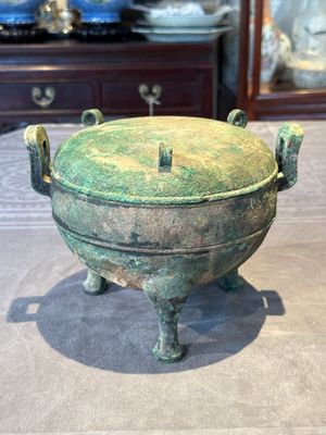 A Chinese archaic bronze tripod vessel and cover, 'ding 鼎', Eastern Zhou, Spring and Autumn period — photo 1