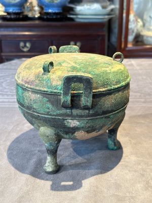 A Chinese archaic bronze tripod vessel and cover, 'ding 鼎', Eastern Zhou, Spring and Autumn period — photo 2