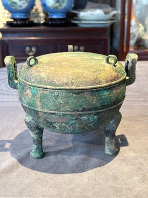 A Chinese archaic bronze tripod vessel and cover, 'ding 鼎', Eastern Zhou, Spring and Autumn period — photo 3