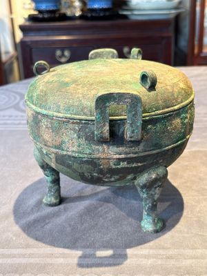 A Chinese archaic bronze tripod vessel and cover, 'ding 鼎', Eastern Zhou, Spring and Autumn period — photo 4