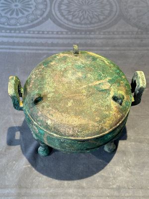 A Chinese archaic bronze tripod vessel and cover, 'ding 鼎', Eastern Zhou, Spring and Autumn period — photo 5