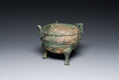 A Chinese archaic bronze tripod vessel and cover, 'ding 鼎', Eastern Zhou, Spring and Autumn period