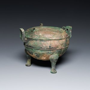 A Chinese archaic bronze tripod vessel and cover, 'ding 鼎', Eastern Zhou, Spring and Autumn period — photo 1