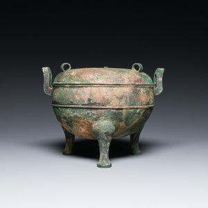 A Chinese archaic bronze tripod vessel and cover, 'ding 鼎', Eastern Zhou, Spring and Autumn period — photo 2