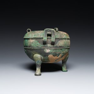 A Chinese archaic bronze tripod vessel and cover, 'ding 鼎', Eastern Zhou, Spring and Autumn period — photo 3