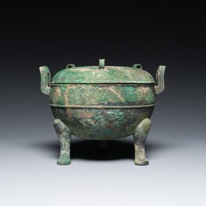 A Chinese archaic bronze tripod vessel and cover, 'ding 鼎', Eastern Zhou, Spring and Autumn period — photo 4