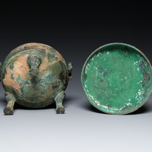 A Chinese archaic bronze tripod vessel and cover, 'ding 鼎', Eastern Zhou, Spring and Autumn period — photo 7