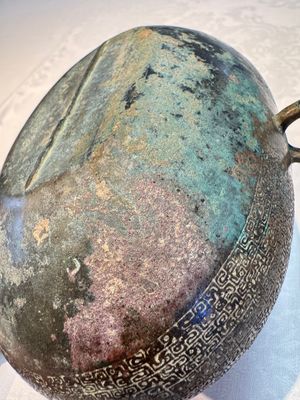 A Chinese archaic bronze two-handled cup with 'Leiwen' design, late Spring and Autumn period — foto 9