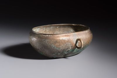 A Chinese archaic bronze two-handled cup with 'Leiwen' design, late Spring and Autumn period