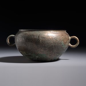 A Chinese archaic bronze two-handled cup with 'Leiwen' design, late Spring and Autumn period — foto 4