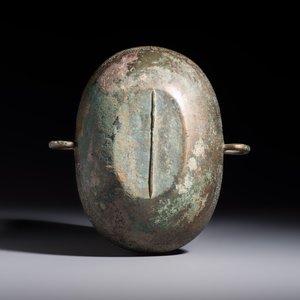 A Chinese archaic bronze two-handled cup with 'Leiwen' design, late Spring and Autumn period — foto 7