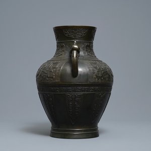 A Chinese archaic bronze vase, Qianlong — photo 4